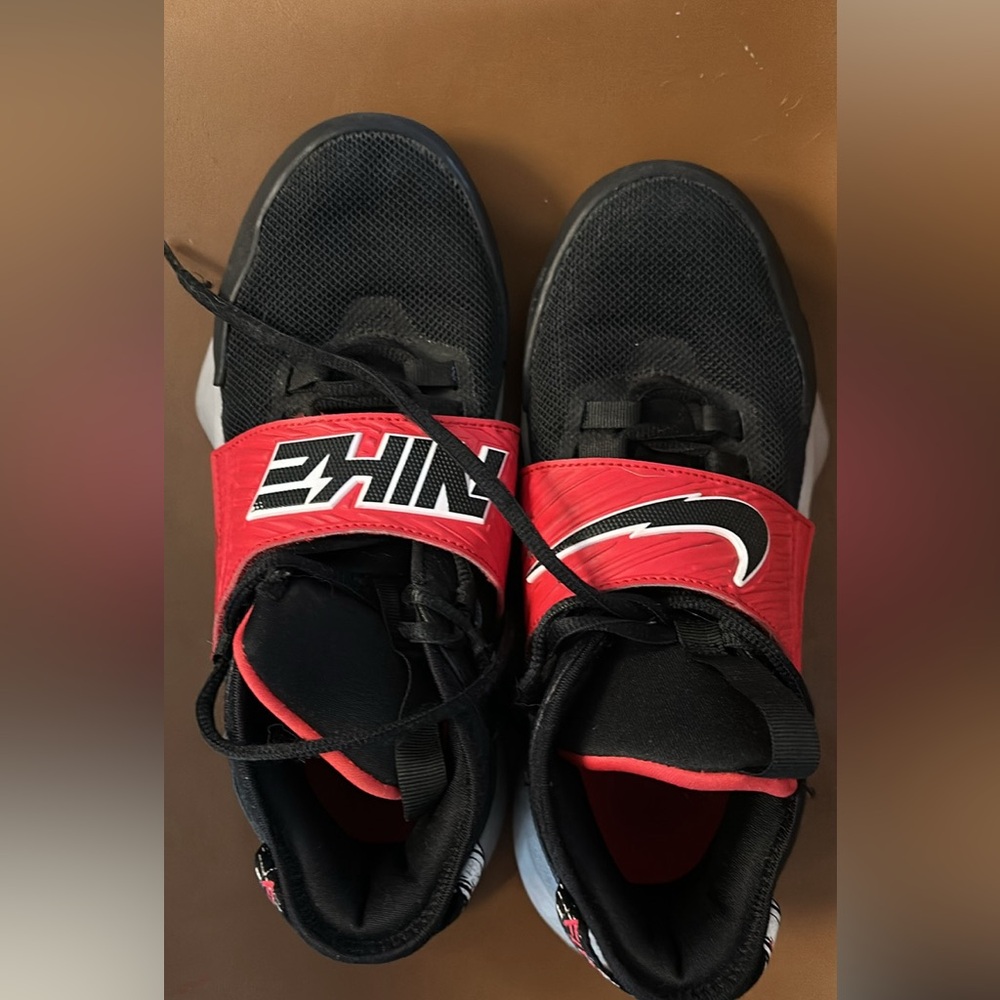 Youth nike basketball shoes size 4.5
